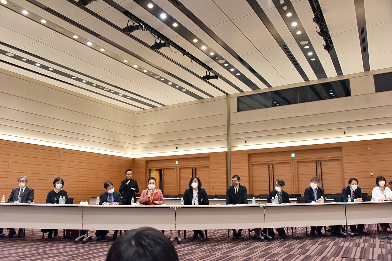 左から福島明、詩森ろば、西川信廣、渡辺えり、スガナミユウ、加藤梅造、諏訪敦彦、北條誠人、馬奈木厳太郎弁護士、瀬戸山美咲。