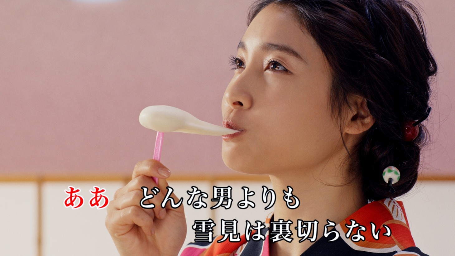 土屋太鳳「恋と雪見のお作法」MVのワンシーン。