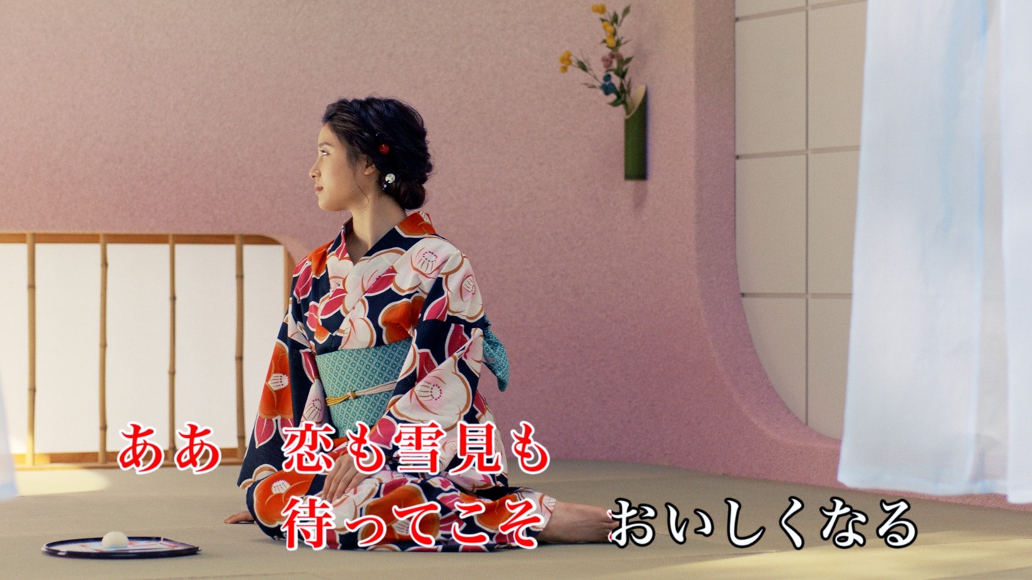 土屋太鳳「恋と雪見のお作法」MVのワンシーン。