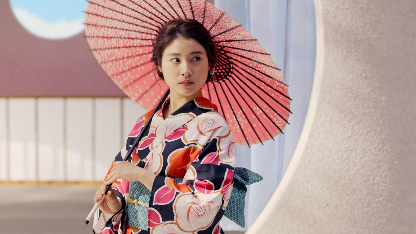 土屋太鳳「恋と雪見のお作法」MVのワンシーン。