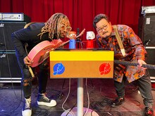 左からサンダーキャット、休日課長（ゲスの極み乙女。）。