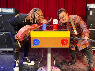 左からサンダーキャット、休日課長（ゲスの極み乙女。）。