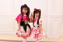 左から桜衣ココミ（菱田未渚美）、愛羽ツバサ（渡辺未優）。