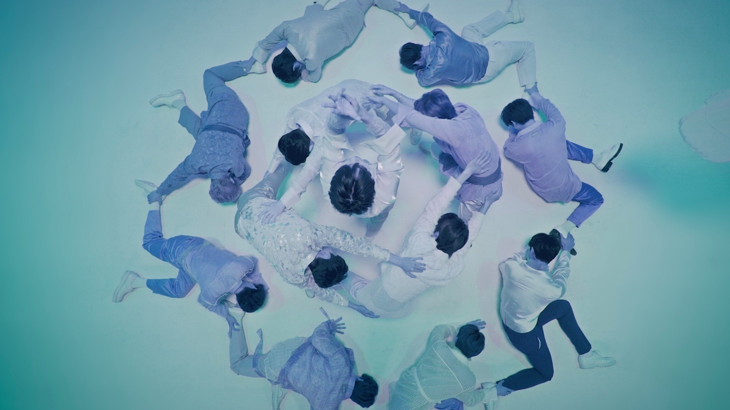 SEVENTEEN「舞い落ちる花びら（Fallin' Flower）」パフォーマンス映像より。