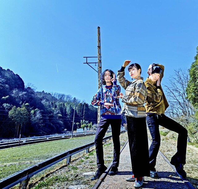 3人編成のBLUEVALLEY。左からミズウチカズキ（G / COUNT PHANTOM）、ミナタニキクミ（Vo, G）、タケカワテッペイ（Dr / WBSBFK）。