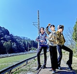3人編成のBLUEVALLEY。左からミズウチカズキ(G / COUNT PHANTOM)、ミナタニキクミ(Vo, G)、タケカワテッペイ(Dr / WBSBFK)。