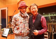 左からテリー伊藤、橋幸夫。(c)ビクタースタジオ