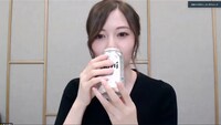 アサヒスーパードライを飲む白石麻衣。