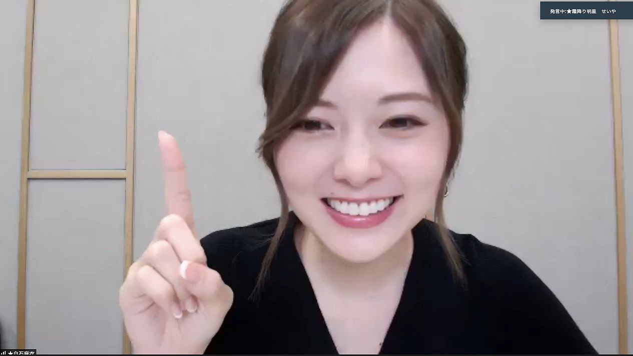 あっち向いてホイで指差す白石麻衣。