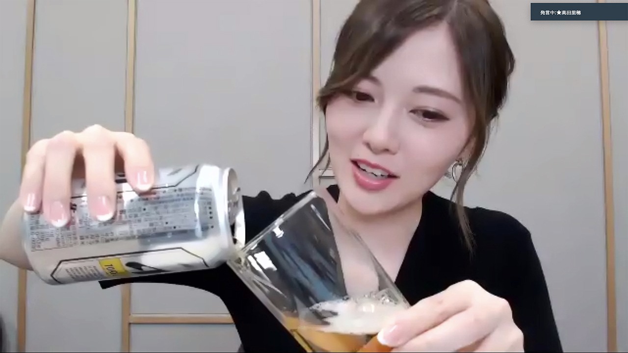 アサヒスーパードライをグラスに注ぐ白石麻衣。