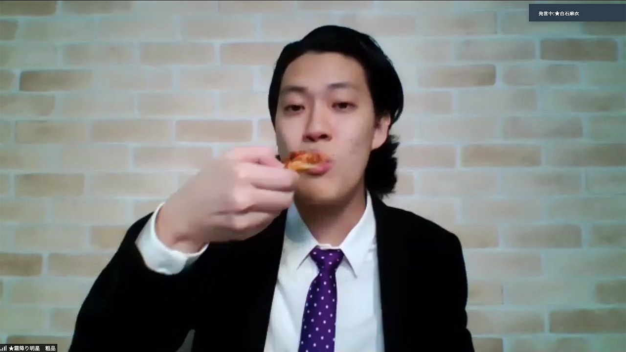 ピザを食べる粗品（霜降り明星）。