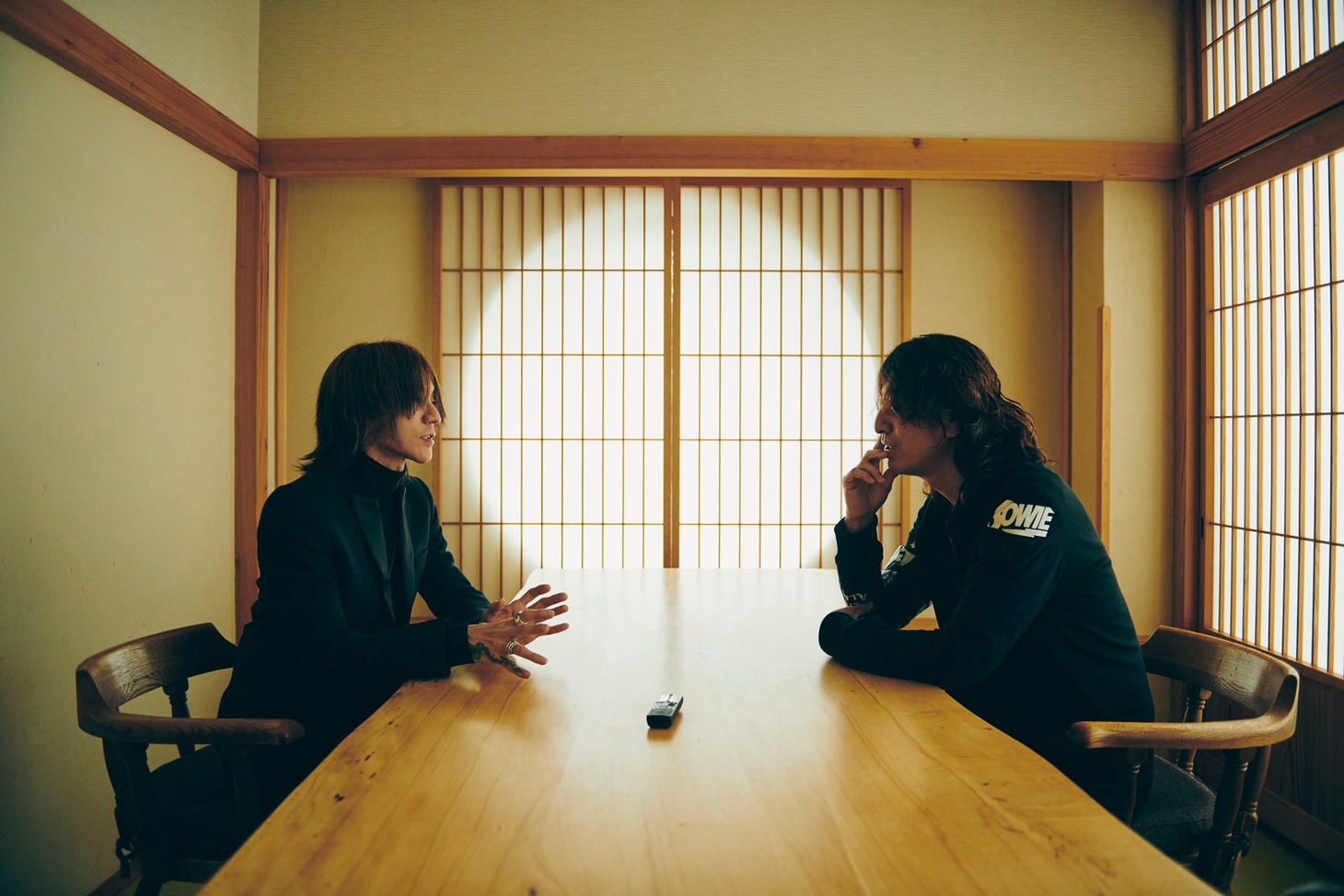 「CONVERSATION PIECE ロックン・ロールを巡る10の対話」よりSUGIZO、TAKURO。