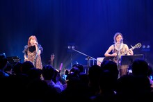 「D-tunesLIVE2020～Sing with Guiters」よりRihwa、瀬川あやか。