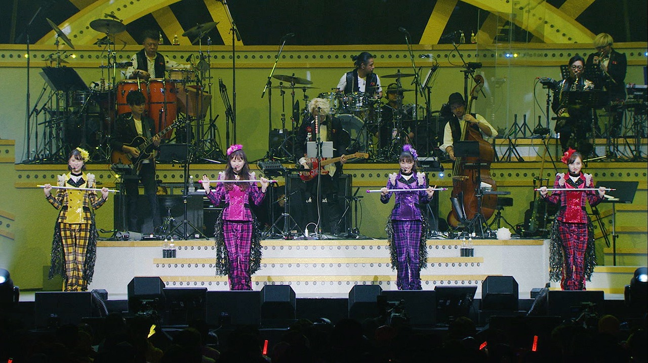 ももいろクローバーZ「HOLIDAY」ライブ映像のワンシーン。