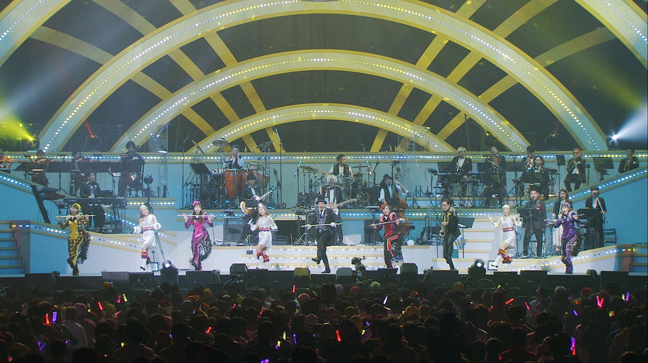 ももいろクローバーZ「HOLIDAY」ライブ映像のワンシーン。