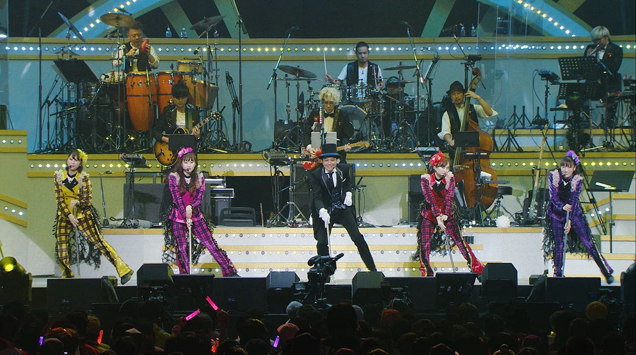 ももいろクローバーZ「HOLIDAY」ライブ映像のワンシーン。