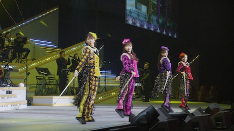 ももいろクローバーZ「HOLIDAY」ライブ映像のワンシーン。