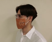 海蔵亮太デザインオリジナルマスクカバーの本人着用イメージ。