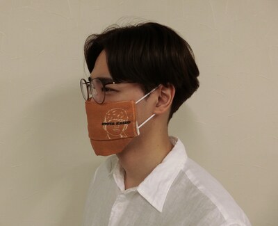 海蔵亮太デザインオリジナルマスクカバーの本人着用イメージ。