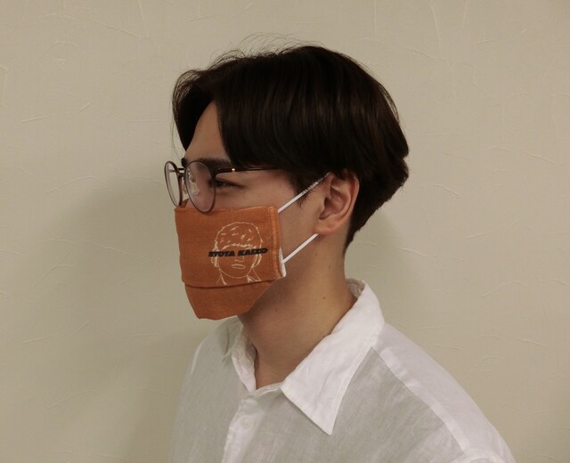 海蔵亮太デザインオリジナルマスクカバーの本人着用イメージ。
