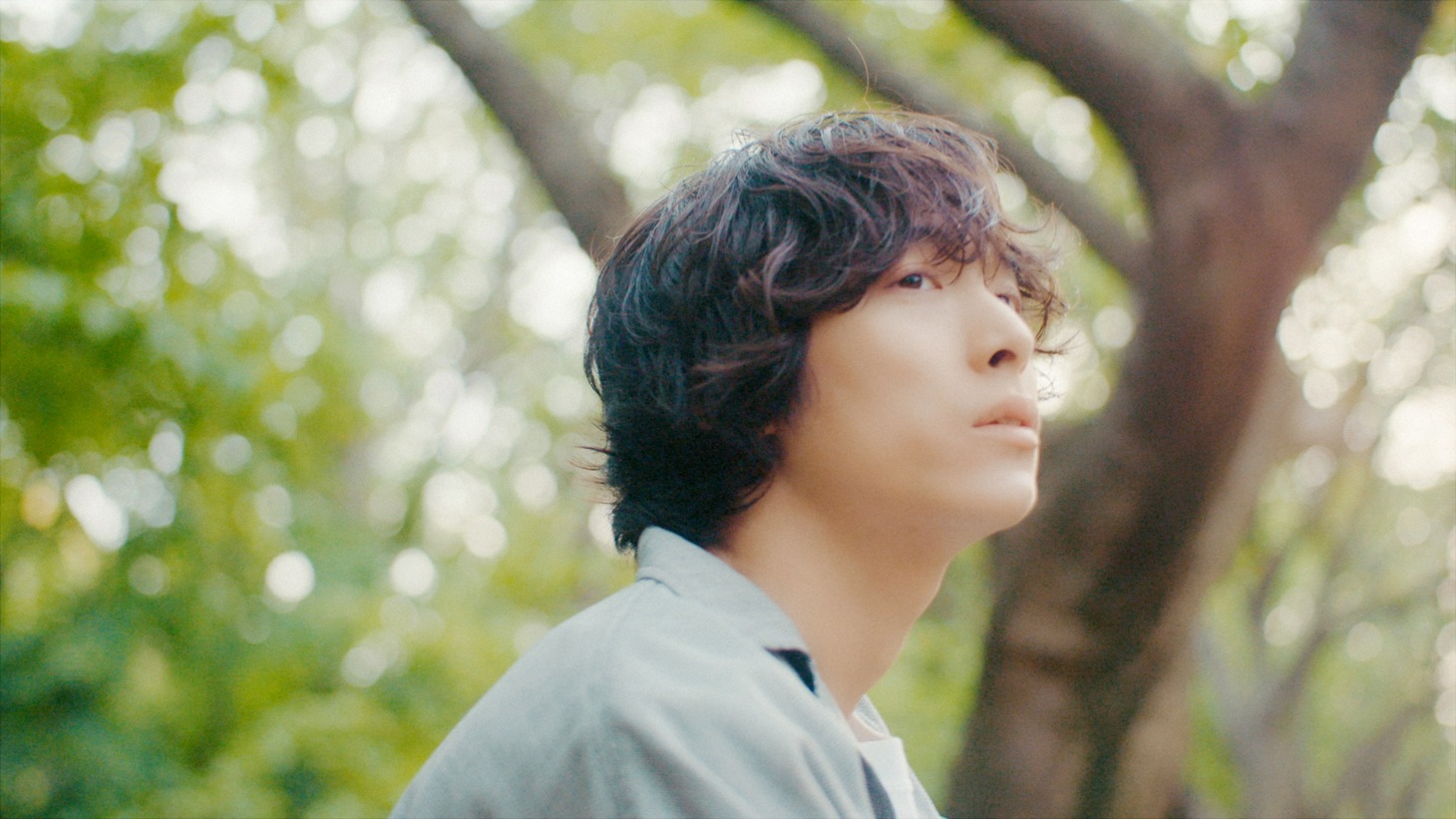 SHE'S「One」MVのワンシーン。