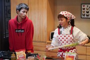 ドラマ「美食探偵 明智五郎」特別編第三夜より「味オンチな六郎とお弁当再現大作戦編」のワンシーン。(c)東村アキコ／集英社