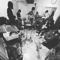 レコーディング中のjailbird Y。