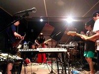 レコーディング中のjailbird Y。