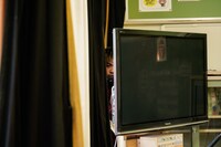 テレビの裏に隠れる数原龍友。