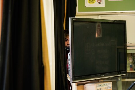 テレビの裏に隠れる数原龍友。