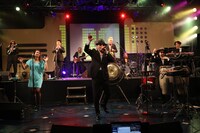 クレイジーケンバンド「インターネットのクレイジーケンバンド」の様子。