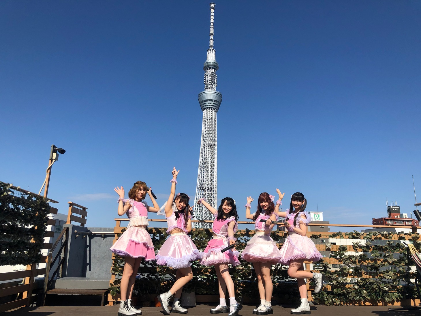 桃色革命「無観客ライブ『THIS is OUR HOME～梅雨も吹き飛ぶSKYSTAGE～』」の様子