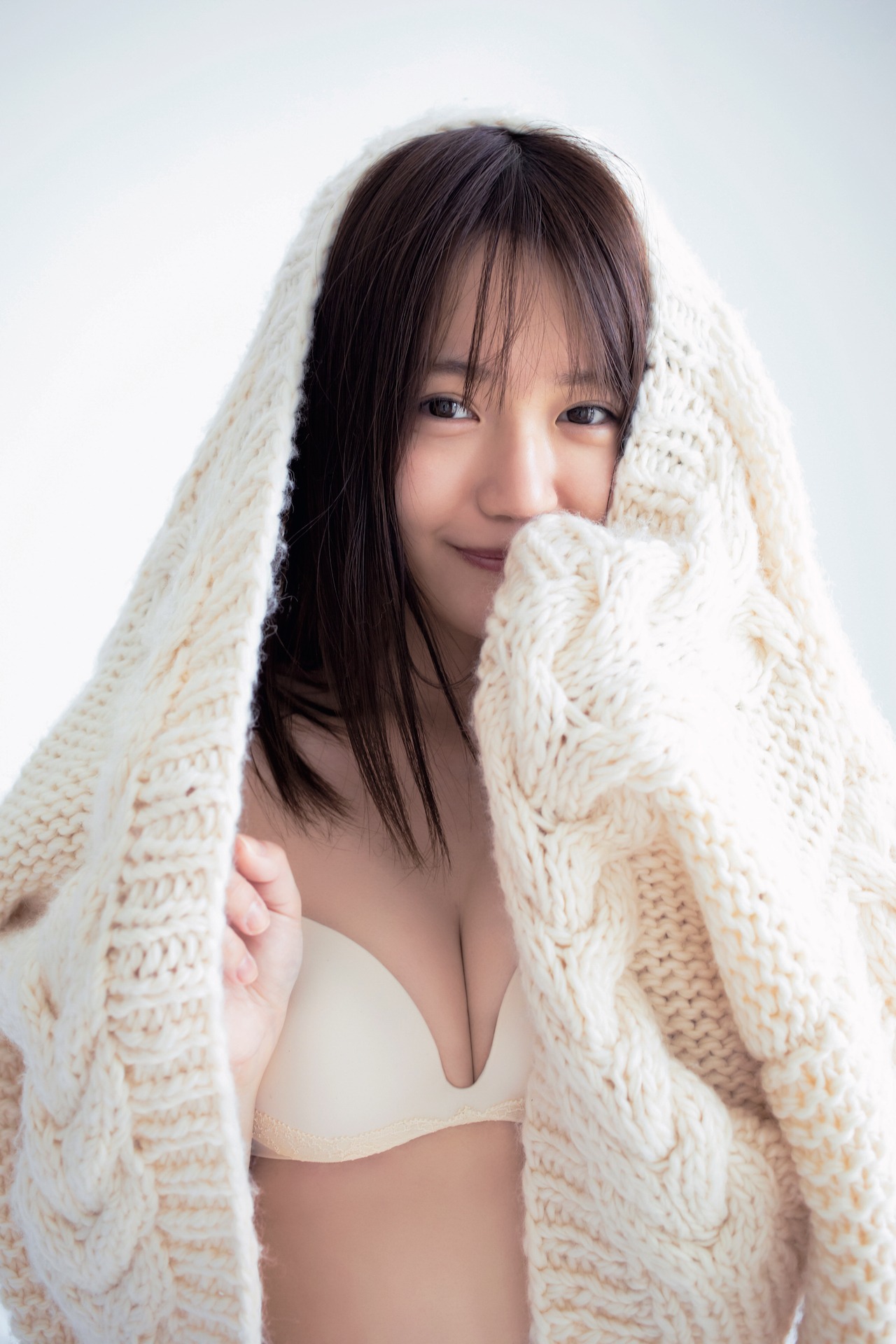 人気画像9位は「尾崎由香の9つの姿に迫った2nd写真集発売、下着姿の撮影に初挑戦」より、尾崎由香「OZAKI YUKA」の掲載カット。