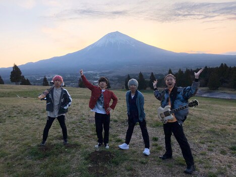 「サンライズ」ミュージックビデオ撮影中のKEYTALK。