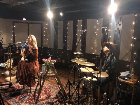 「BABY KIY Acoustic Live "BLUE MOON" Studio Session」の様子。