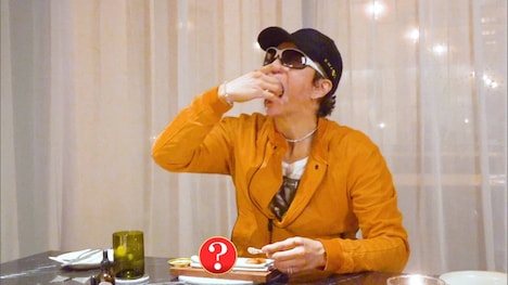 ひさしぶりの外食を楽しむGACKT。(c)フジテレビ