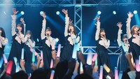 「アキュビュー オアシス トランジションズ スマート調光」テレビCM「日向坂46」編より。