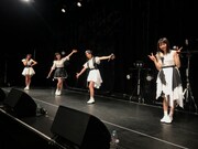 「東京女子流 * 生配信ライブ」の様子。