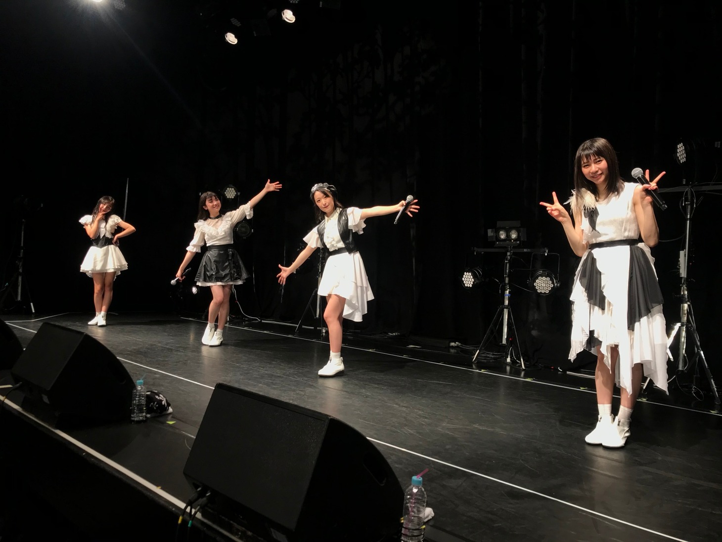 「東京女子流 * 生配信ライブ」の様子。