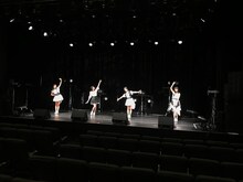 「東京女子流 * 生配信ライブ」の様子。