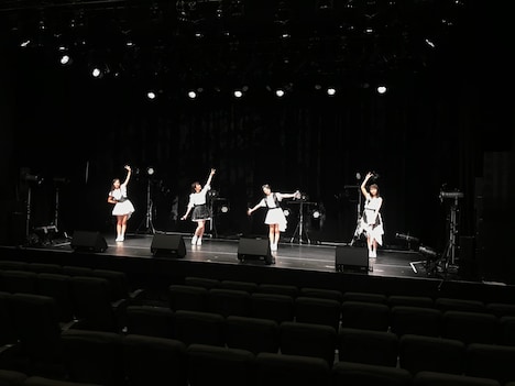 「東京女子流 * 生配信ライブ」の様子。