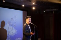 「雨上がり」を熱唱する宮迫博之。