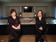 左から渡辺美里、八神純子。