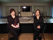 左から渡辺美里、八神純子。