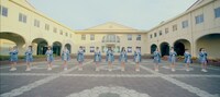 青春高校3年C組アイドル部「好きです」ミュージックビデオより、中庭でのダンスシーン。