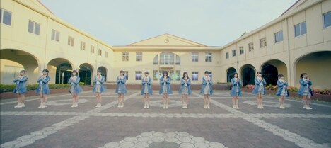 青春高校3年C組アイドル部「好きです」ミュージックビデオより、中庭でのダンスシーン。