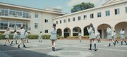 青春高校3年C組アイドル部「好きです」ミュージックビデオより、中庭でのダンスシーン。