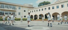 青春高校3年C組アイドル部「好きです」ミュージックビデオより、中庭でのダンスシーン。
