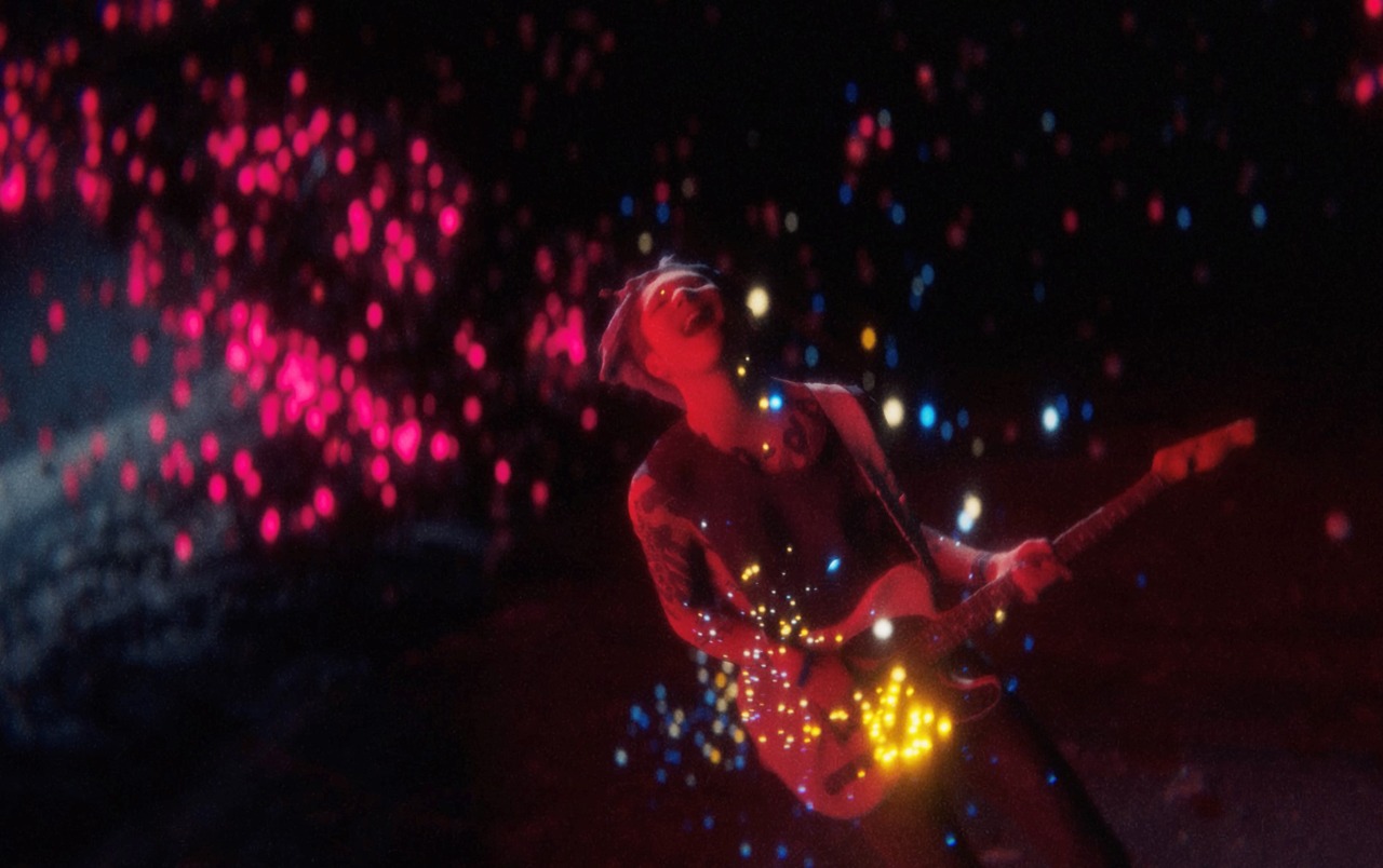 MIYAVI「Need for Speed」ミュージックビデオのワンシーン。