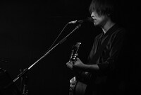 写真は今年2月に行われた「菅原卓郎（9mm Parabellum Bullet） ×内澤崇仁（androp） supported by STAND ALONE」青森・青森Quarter公演より